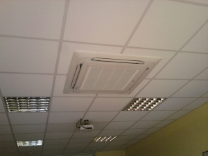 kazetová klimatizace umístěna v podhledu stropu